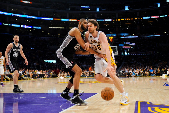 约基奇碾压对手投篮命中率惊人（约基奇统治全场，投篮命中率爆表）