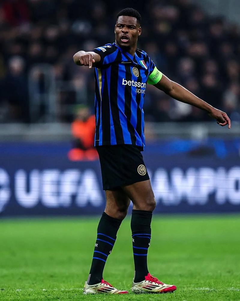 半场战报：博洛尼亚1-2克雷莫内塞，奥尔索利尼点射，瓦尔迪、帕耶罗破门