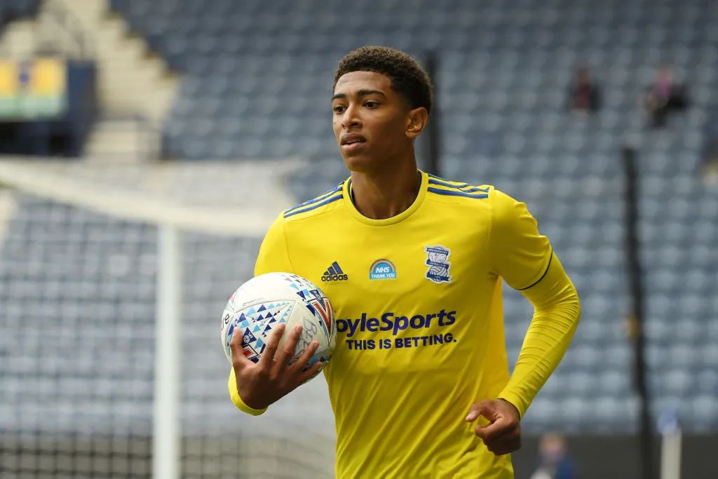 在上海旅游的奇塔迪尼重返海港俱乐部，拜访昔日教练和队友