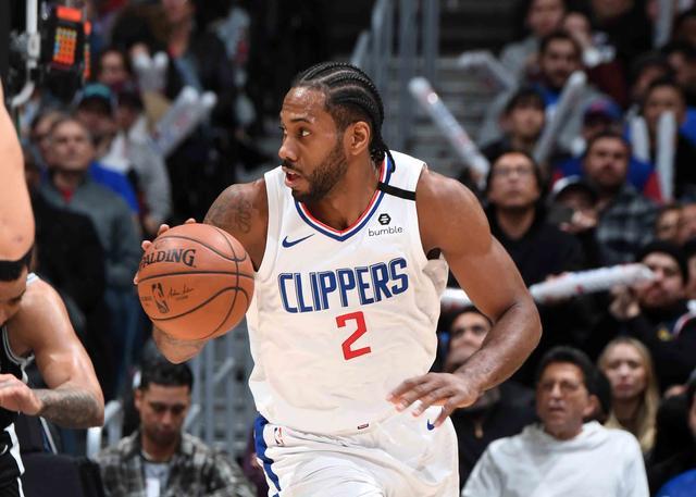 篮球湖人全队配合默契提升（湖人全队配合日益默契）