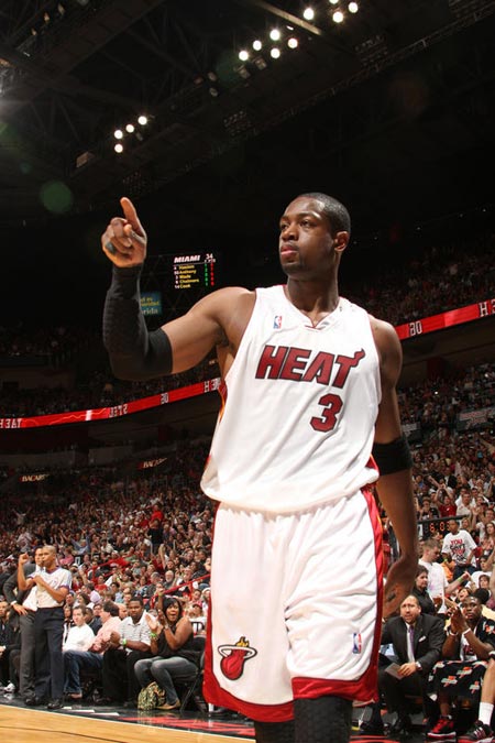 TA：赢球正成为枪手的一种习惯；诺伊尔在定位球防守上很脆弱（TA：阿森纳赢球已成常态；诺伊尔在定位球防守上显脆弱）