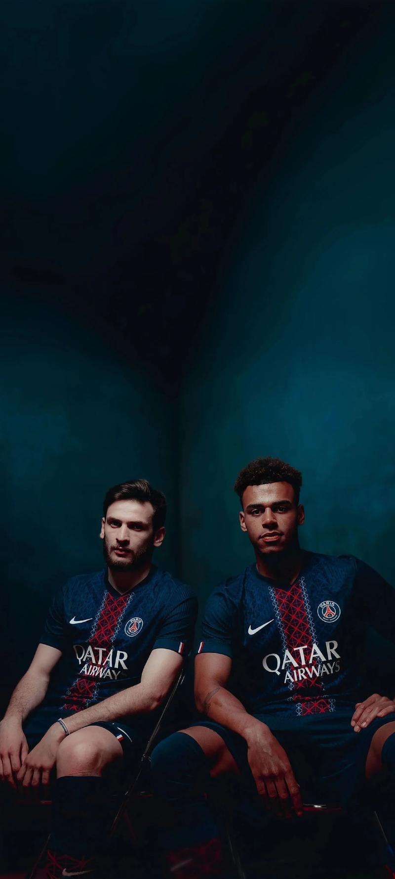 感受土超的气氛，埃德森在伊斯坦布尔德比中遭球迷投掷塑料杯（土超氛围拉满：伊斯坦布尔德比中埃德森遭球迷掷塑料杯）